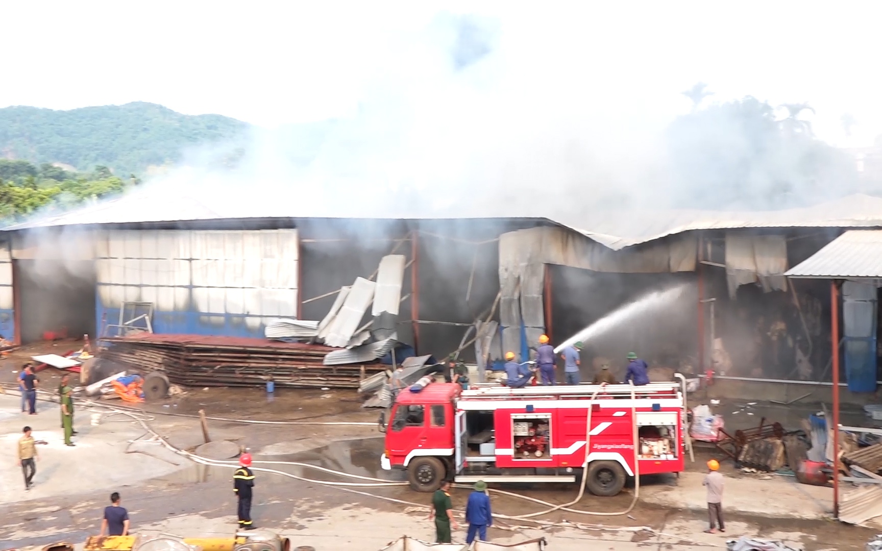 Cận cảnh vụ cháy tan hoang nhà kho của Công ty giấy Lửa Việt