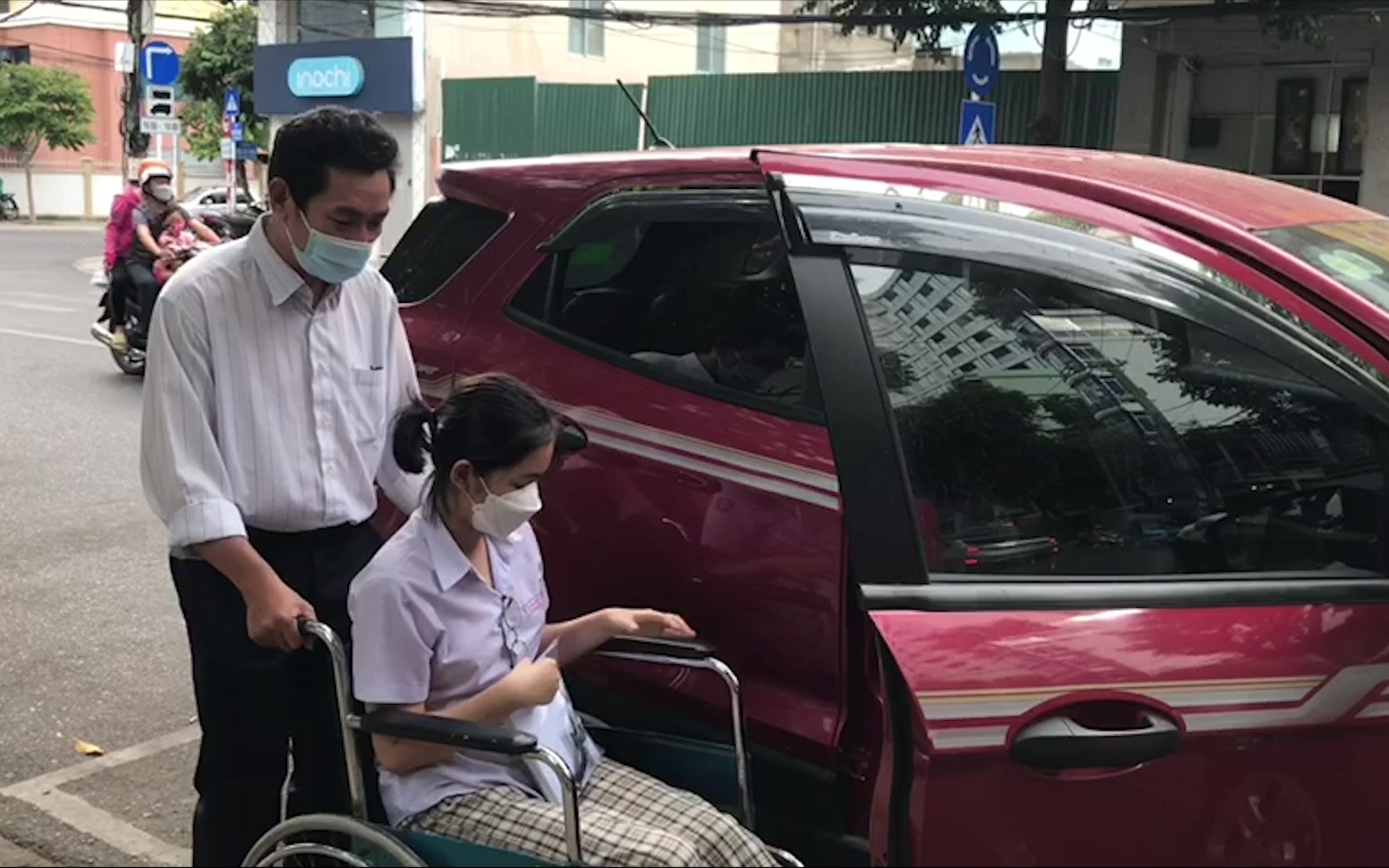 Xúc động hình ảnh nữ sinh đi xe lăn dự thi ở Khánh Hòa