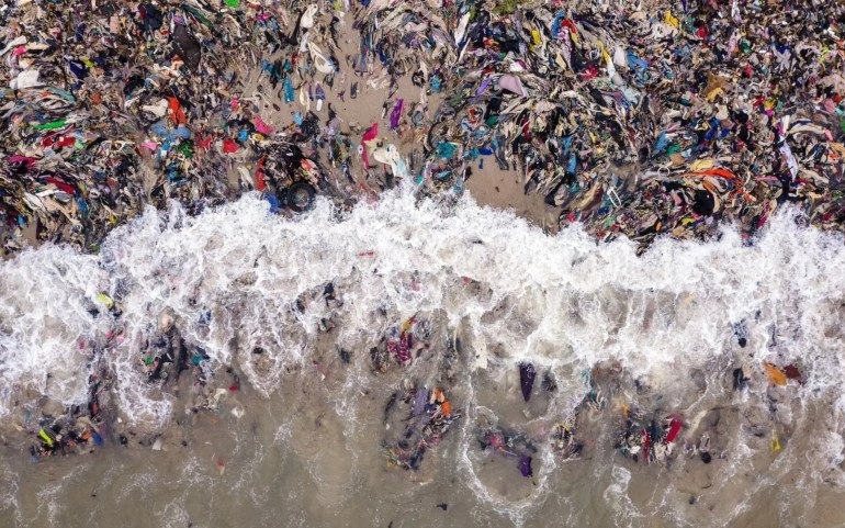Kinh hoàng hình ảnh bãi biển ở châu Phi như núi rác