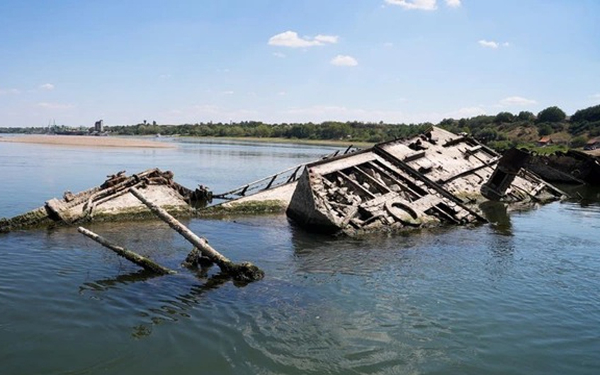 Tàu chiến Đức bị chìm trên sông bất ngờ lộ thiên do hạn hán nghiêm trọng
