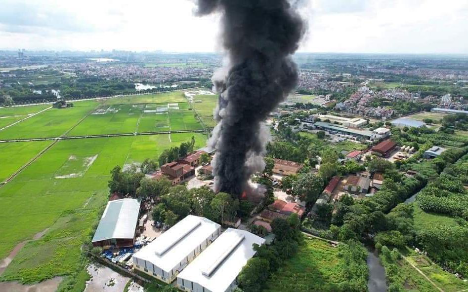 Cháy lớn kho xưởng rộng 600 m2, cột khói đen cao hàng trăm mét bao trùm ngoại thành Hà Nội