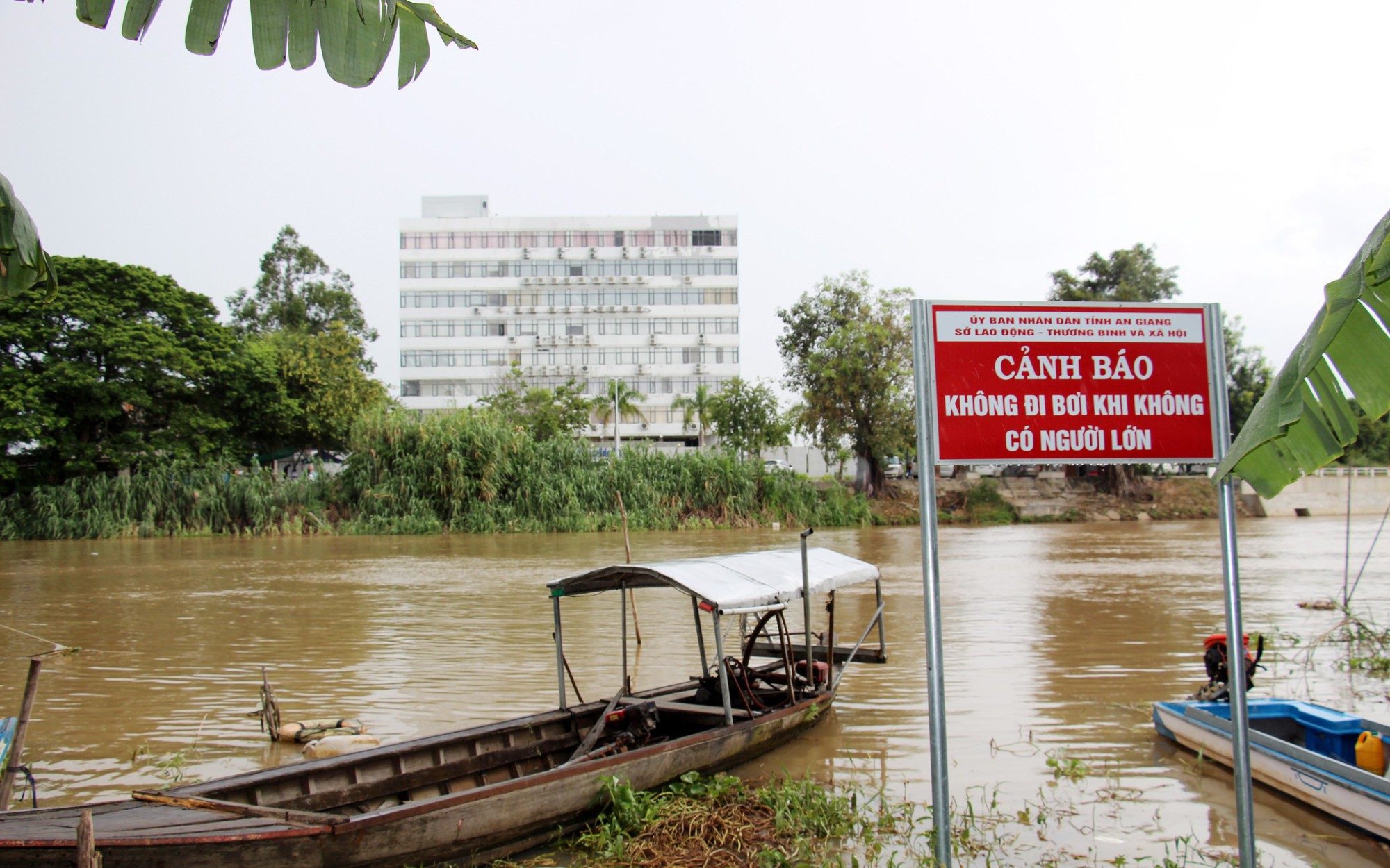 Phút giây sinh tử của 42 người Việt Nam nhảy xuống sông, trốn thoát khỏi casino