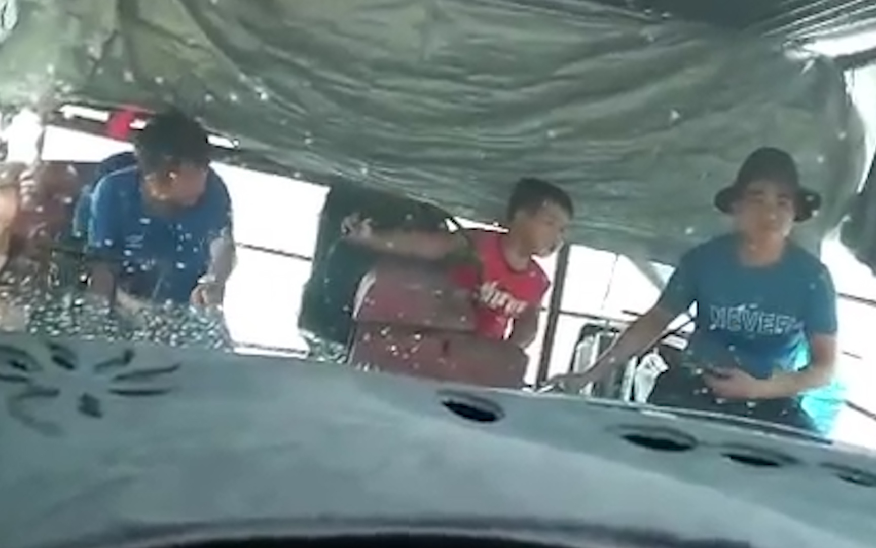 Giật mình cảnh bé trai 12 tuổi lái đò chở khách qua sông ở Đồng Nai