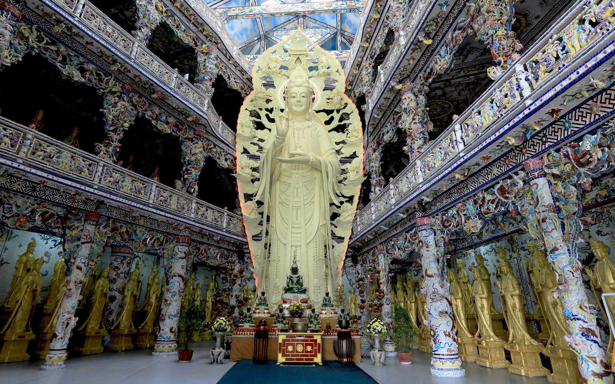 Độc đáo ngôi chùa khảm hàng triệu mảnh sành, sứ đầy màu sắc thu hút khách du lịch