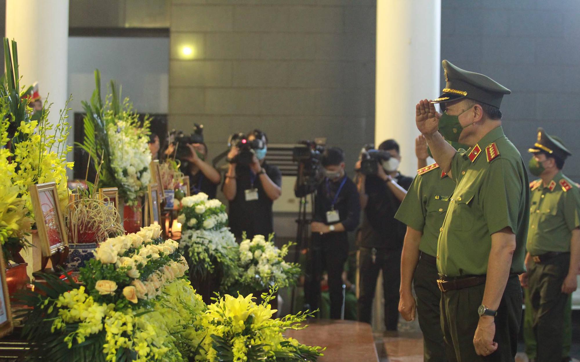 Lãnh đạo Bộ Công An, TP.Hà Nội viếng 3 chiến sĩ cảnh sát hy sinh khi chữa cháy