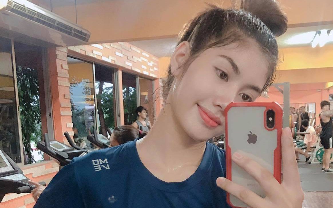 Nhan sắc hot girl bóng chuyền Thái Lan giải nghệ ở tuổi đôi mươi giống Thu Huyền