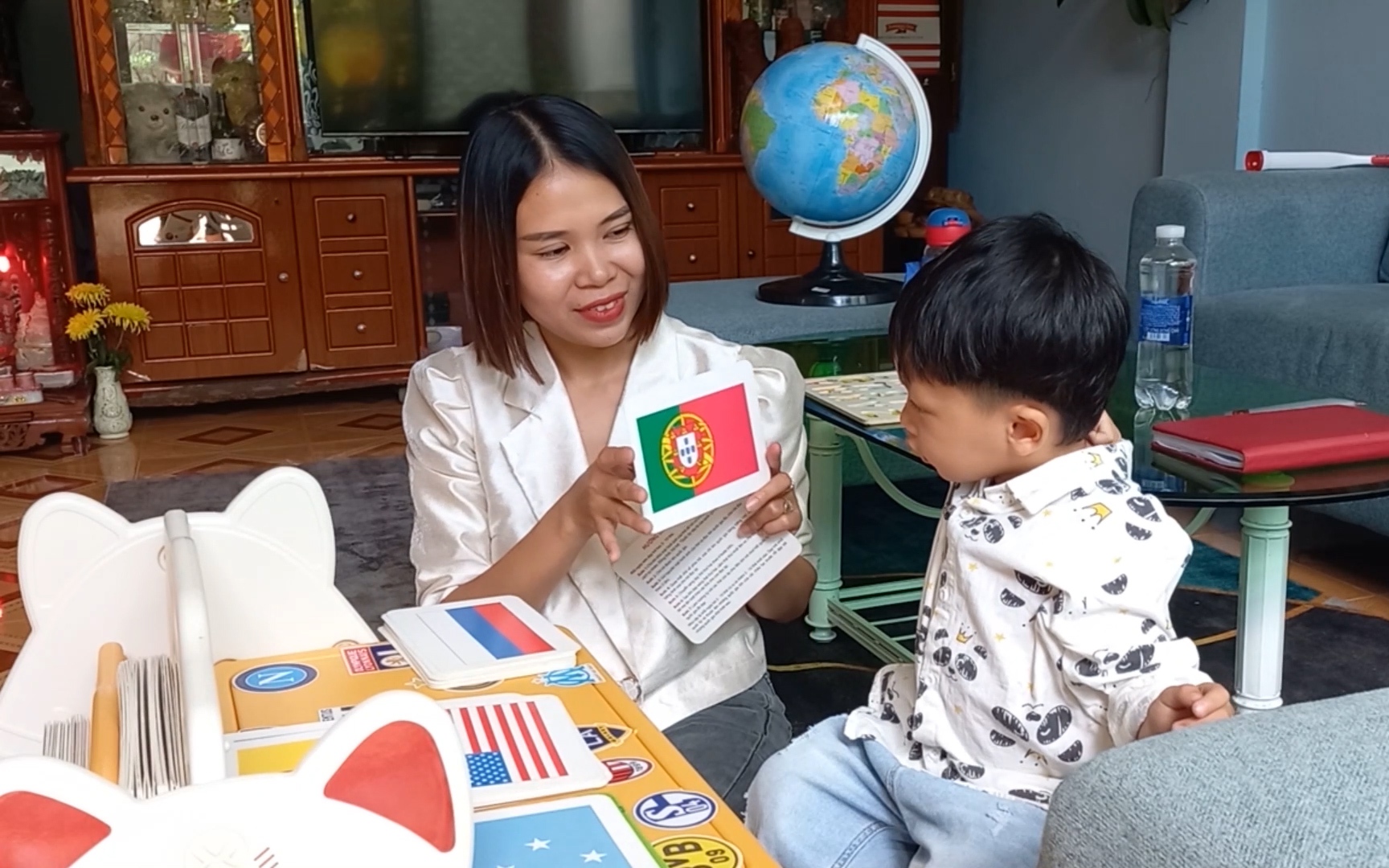 Video: Bé trai 3 tuổi ở Gia Lai có trí nhớ siêu việt, đọc vanh vách hơn 200 tên nước, hãng xe, CLB bóng đá