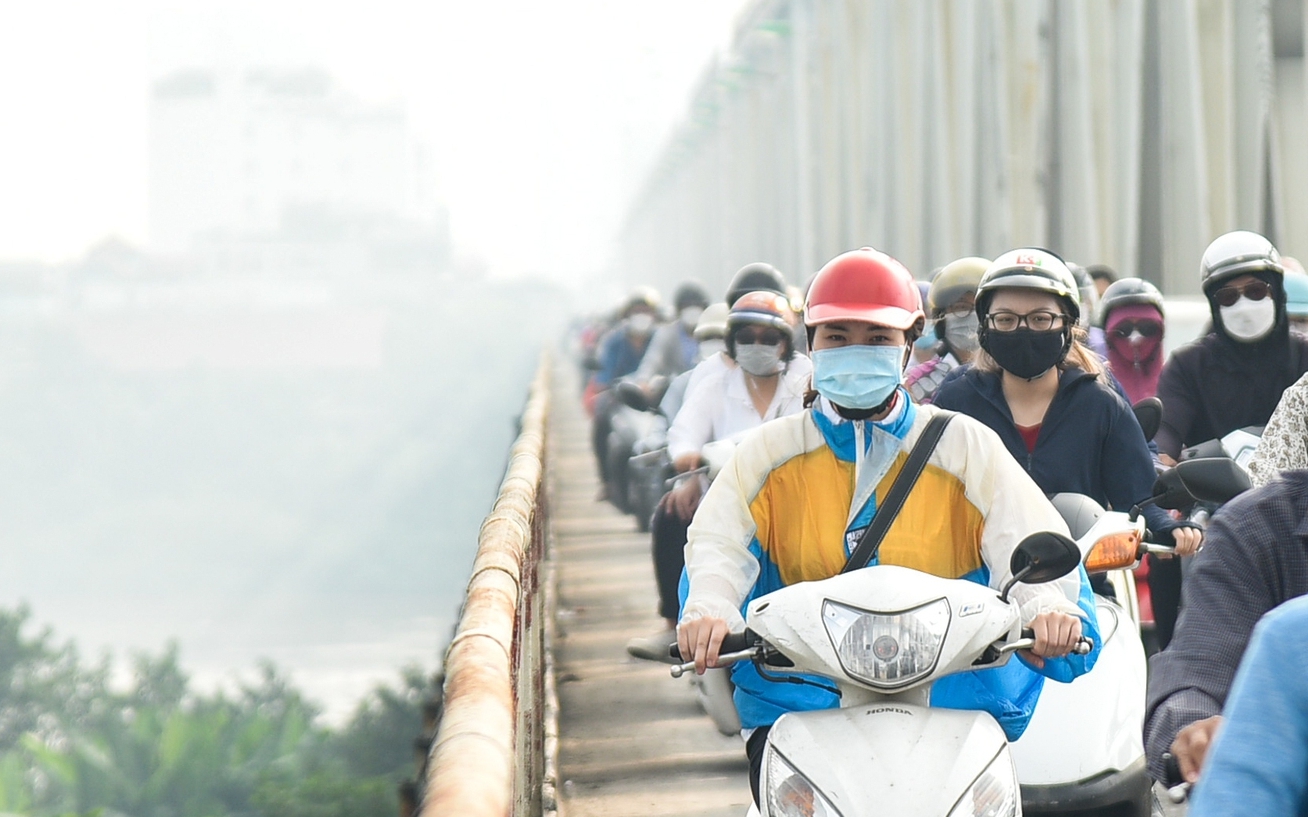 Hà Nội ô nhiễm không khí cao thứ 3 thế giới, sương mù dày đặc đến trưa