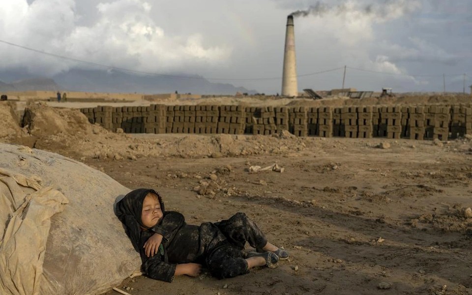Cuộc sống muôn vàn khổ cực của trẻ em Afghanistan bên những lò gạch