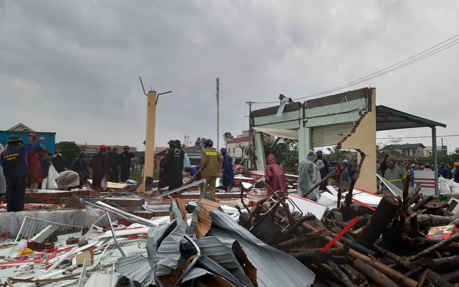 Hàng trăm hàng quán, nhà dân ở Quảng Trị bị tốc mái và đổ sập, xe tải bị thổi bay