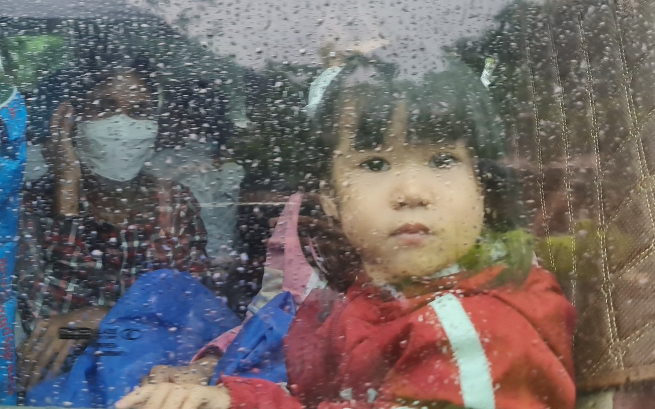 Hình ảnh cuộc di dân đầu tiên của tỉnh Quảng Nam để tránh bão Noru