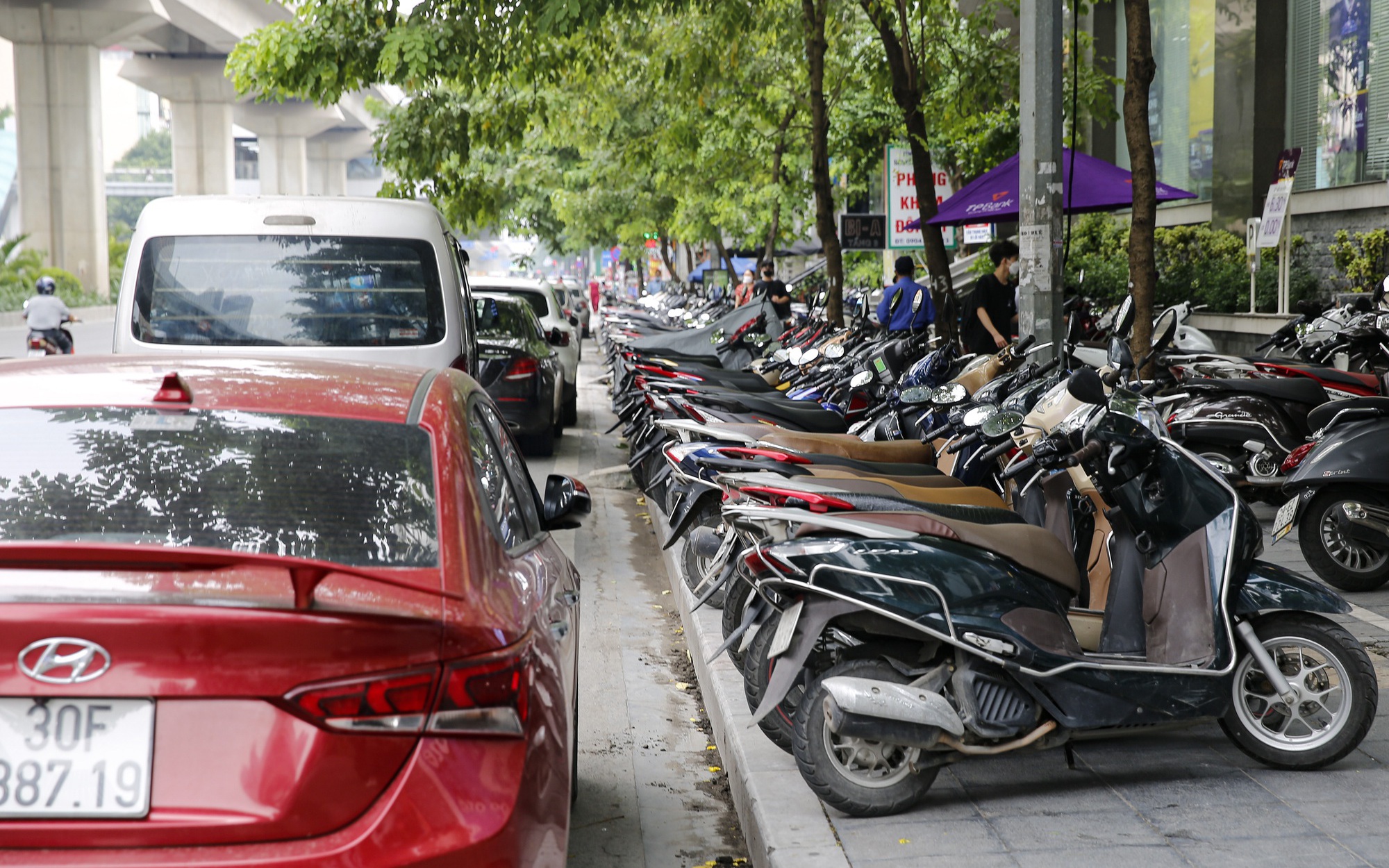 Lòng đường, vỉa hè tại Hà Nội bị lấn chiếm thành bãi đỗ xe, quán ăn cả ngày lẫn đêm 