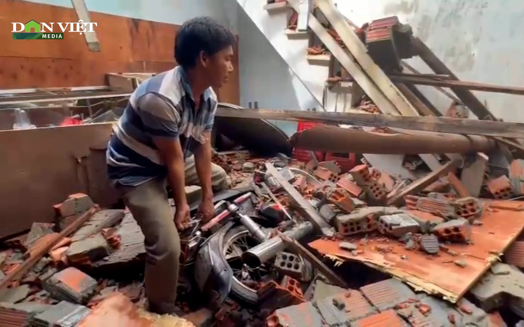 Quảng Ngãi: Đôi vợ chồng may mắn thoát chết trong ngôi nhà sập khi bão số 4 đổ bộ