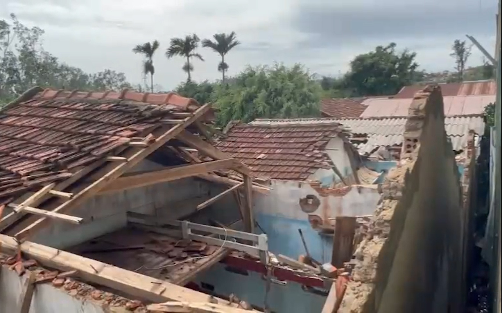 Quảng Ngãi: Công trình bị tháo dỡ nửa vời, cặp vợ chồng suýt mất mạng vì bão