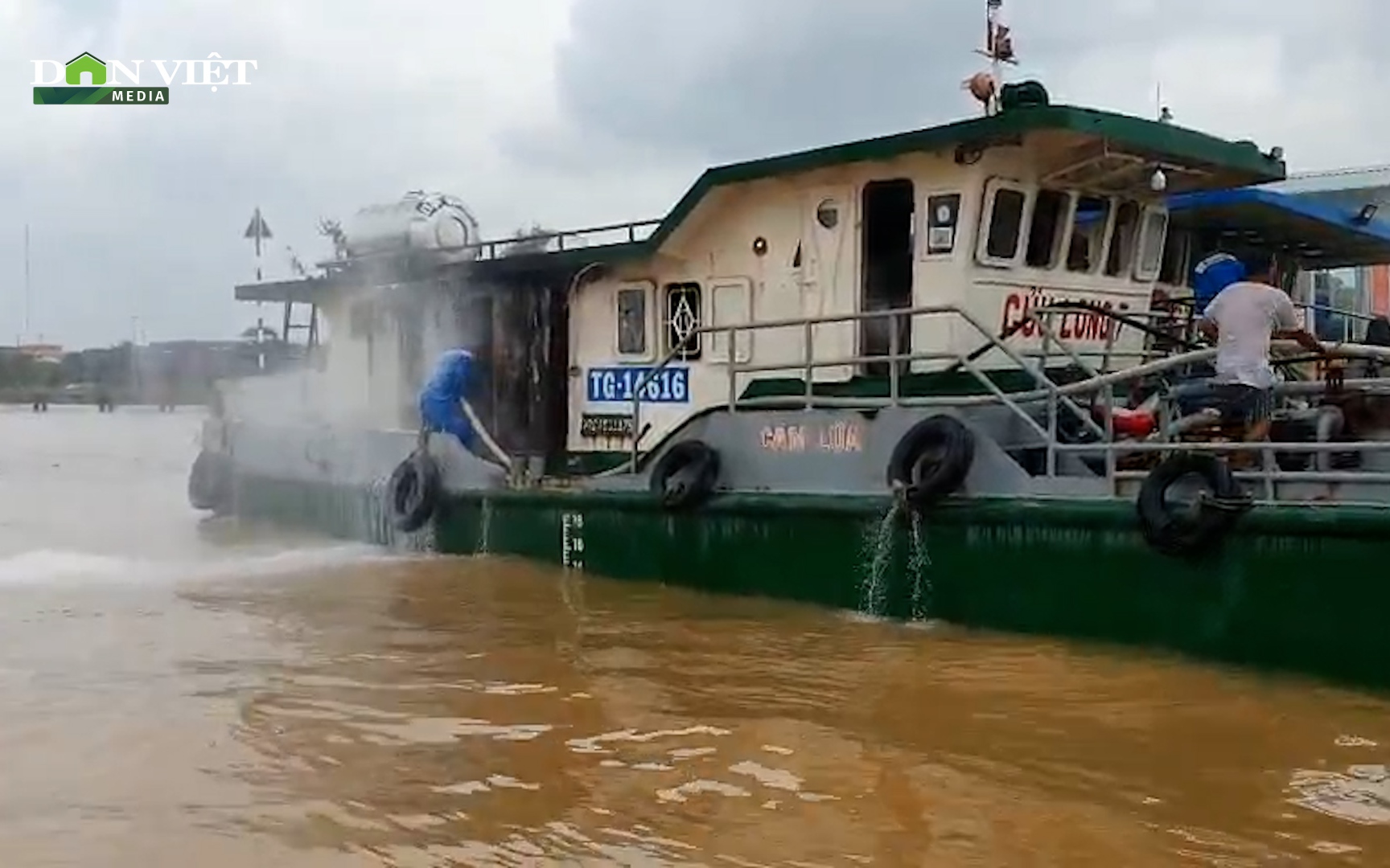Clip: Cứu kịp thời tàu chở xăng bốc cháy trên sông Đồng Nai