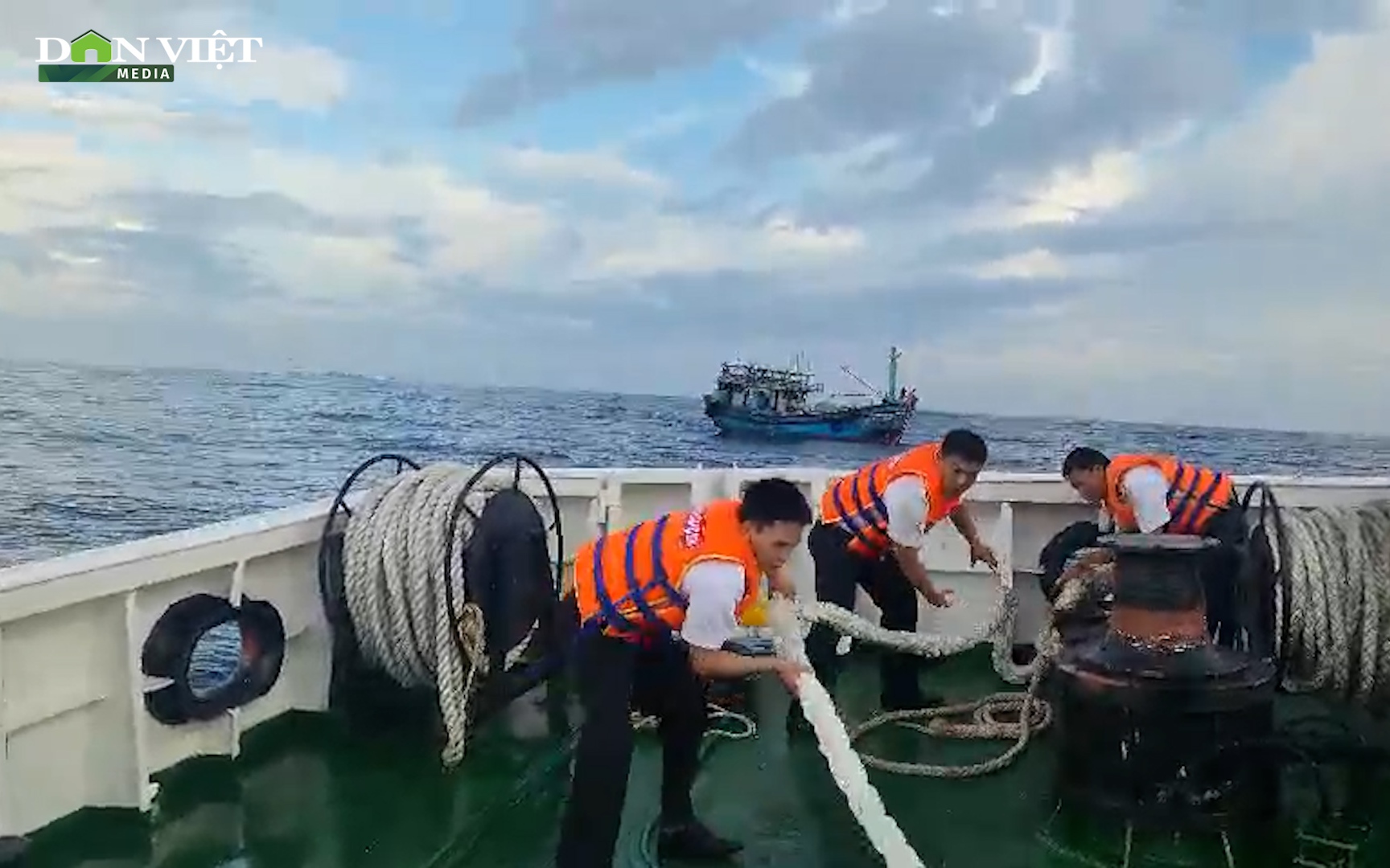 20 ngày lênh đênh trên biển, kéo tàu cá tỉnh Bình Định bị nạn về bờ 