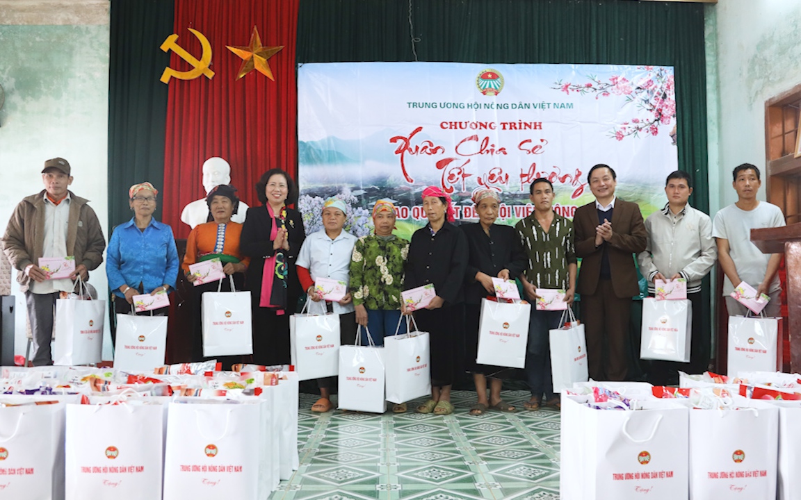  Video: Phó Chủ tịch Trung ương Hội Nông dân Việt Nam trao quà Tết cho hội viên nông dân nghèo Sơn La
