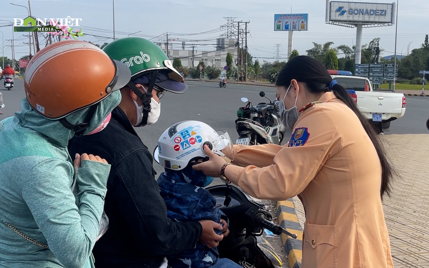 Clip: CSGT Đồng Nai “chặn xe” tặng khăn, nước, nón bảo hiểm cho người dân về quê ăn tết