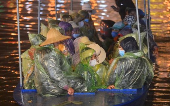 Clip: Tránh chen tắc, nhiều người đi đò chùa Hương trong đêm, gặp mưa phấn khởi vì 
