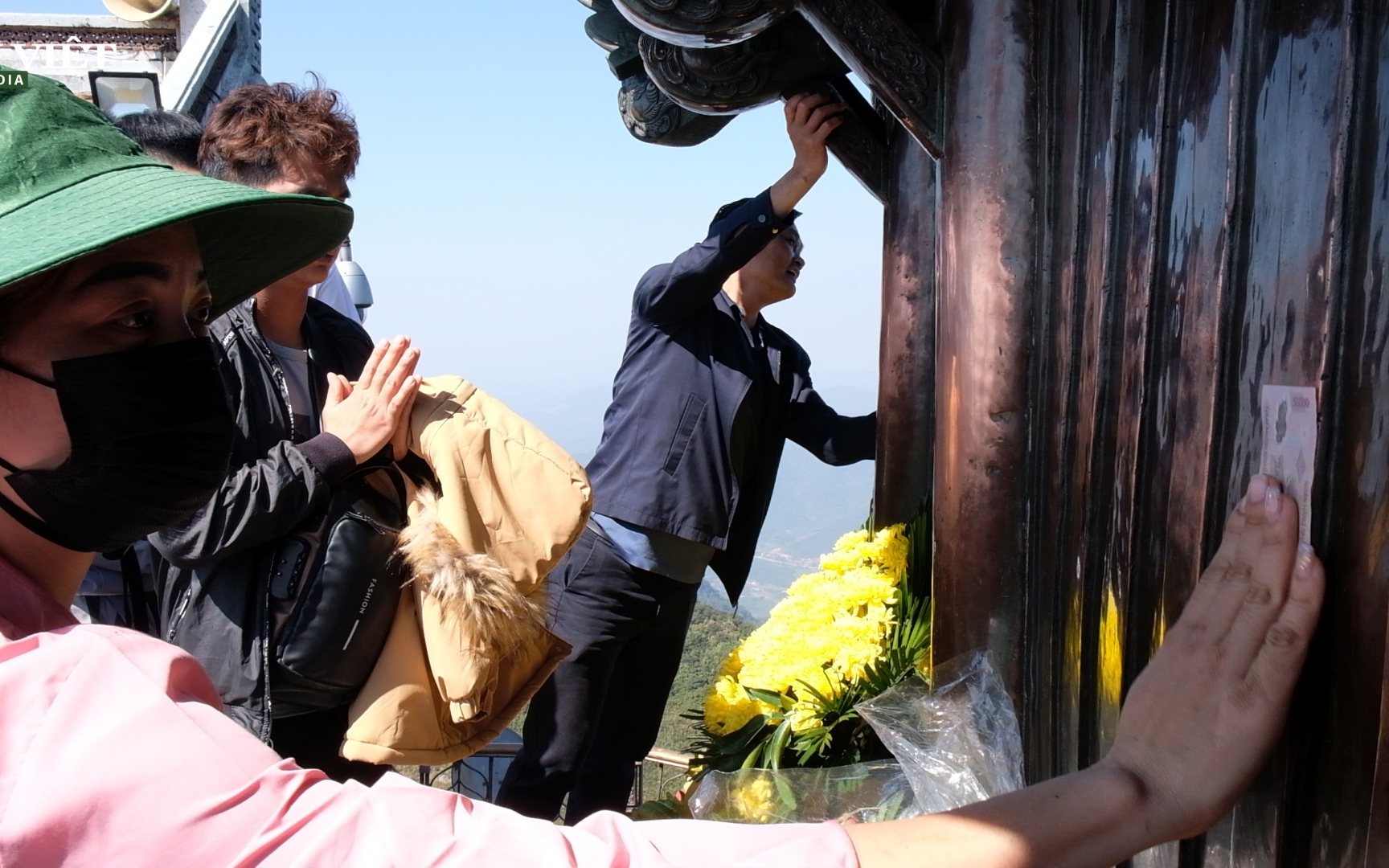 Người dân đua nhau xoa tiền vào chùa Đồng cầu may trong ngày đầu khai hội Yên Tử