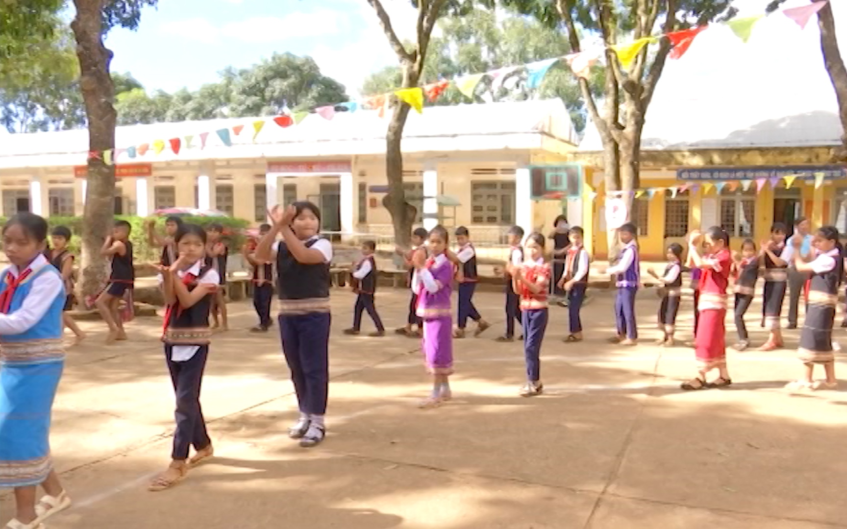 Lan toả nét đẹp trang phục dân tộc thiểu số trong trường học tại Kon Tum