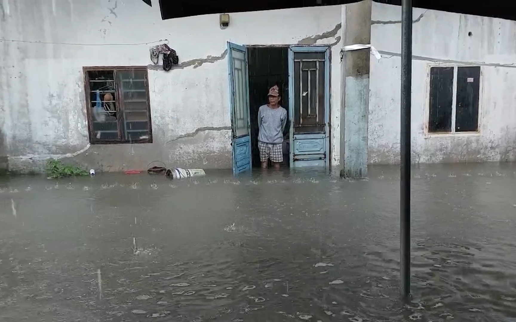 Video: Nước tràn vào nhà, người dân Đà Nẵng tất tả kê đồ chạy lụt