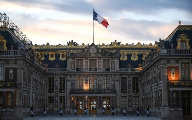 Clip: Pháp sơ tán bảo tàng Louvre, cung điện Versailles sau khi bị dọa đánh bom