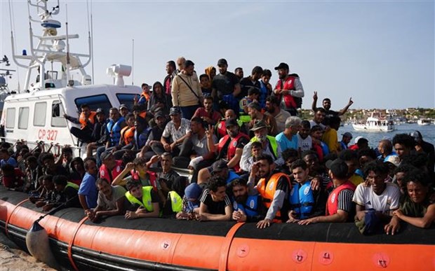 Clip: Italy giải cứu 245 người di cư có nguy cơ lật thuyền trên biển