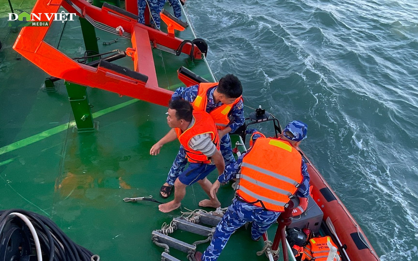Vượt sóng dữ, tàu cảnh sát biển đưa 14 ngư dân trên tàu cá bị chìm vào đất liền