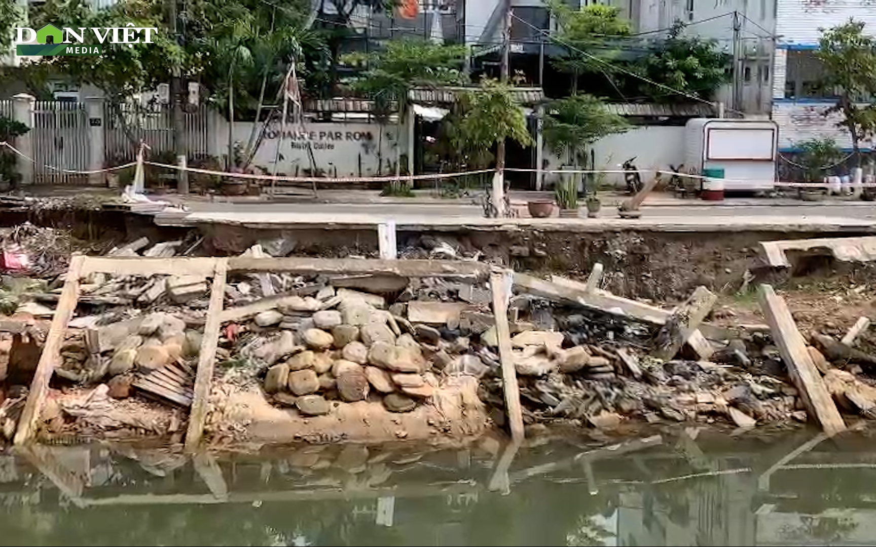 Video: Người dân Đà Nẵng lo lắng, bất an vì sống cạnh hàng chục mét đường bị sạt lở