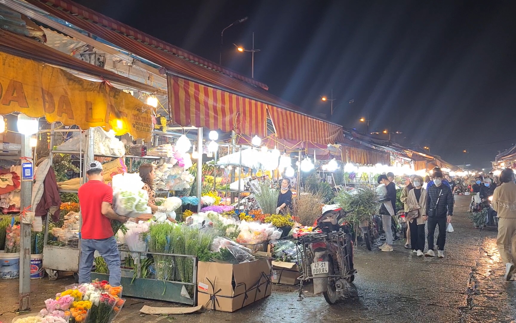 Tiểu thương chợ hoa lớn nhất Hà Nội than ế trước dịp lễ tình nhân