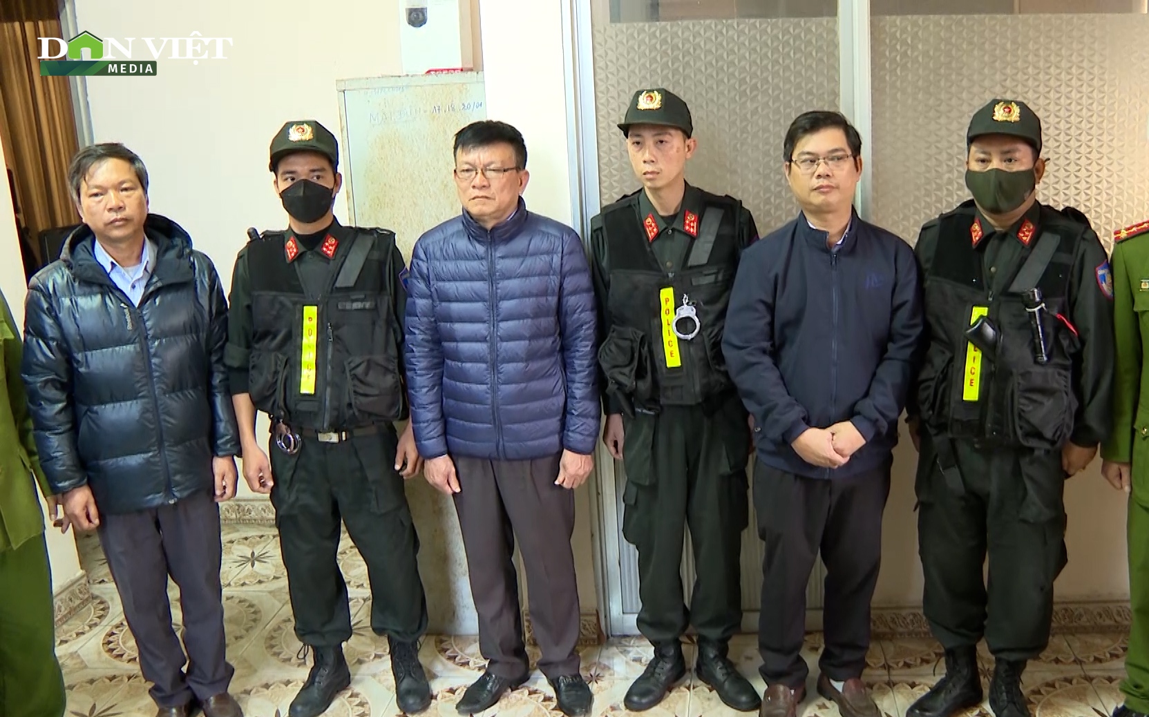 Video: Cả dàn lãnh đạo Trung tâm Đăng kiểm xe cơ giới tỉnh Thừa Thiên - Huế bị bắt vì nhận hối lộ 