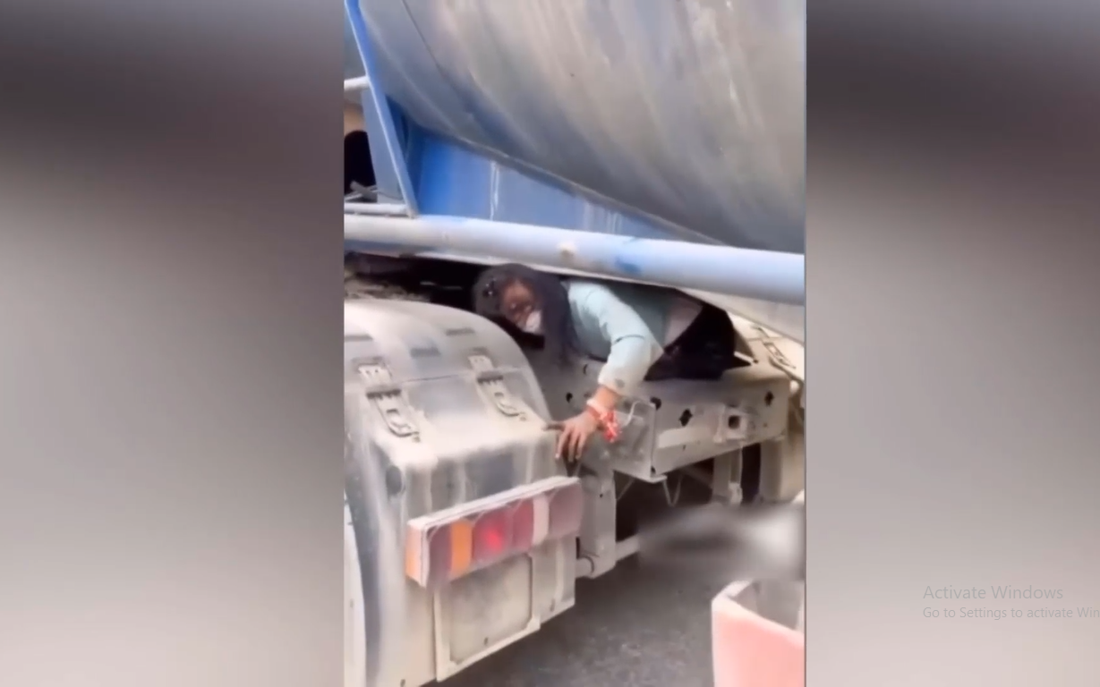 Hy hữu: Người phụ nữ “khoái” nằm dưới gầm xe bồn để di chuyển ở Lai Châu