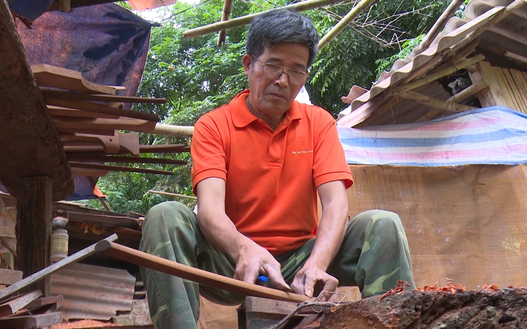 Video: Nghệ nhân dành cả thanh xuân làm nỏ truyền thống trên bản Dao ở Bắc Kạn