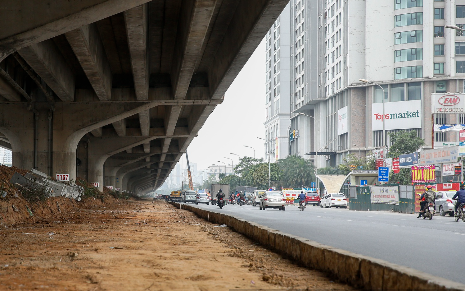 Ảnh ấn tượng tuần: Xén phân cách đường Nguyễn Xiển và phiên chợ dùng lá cây thay cho tiền mặt