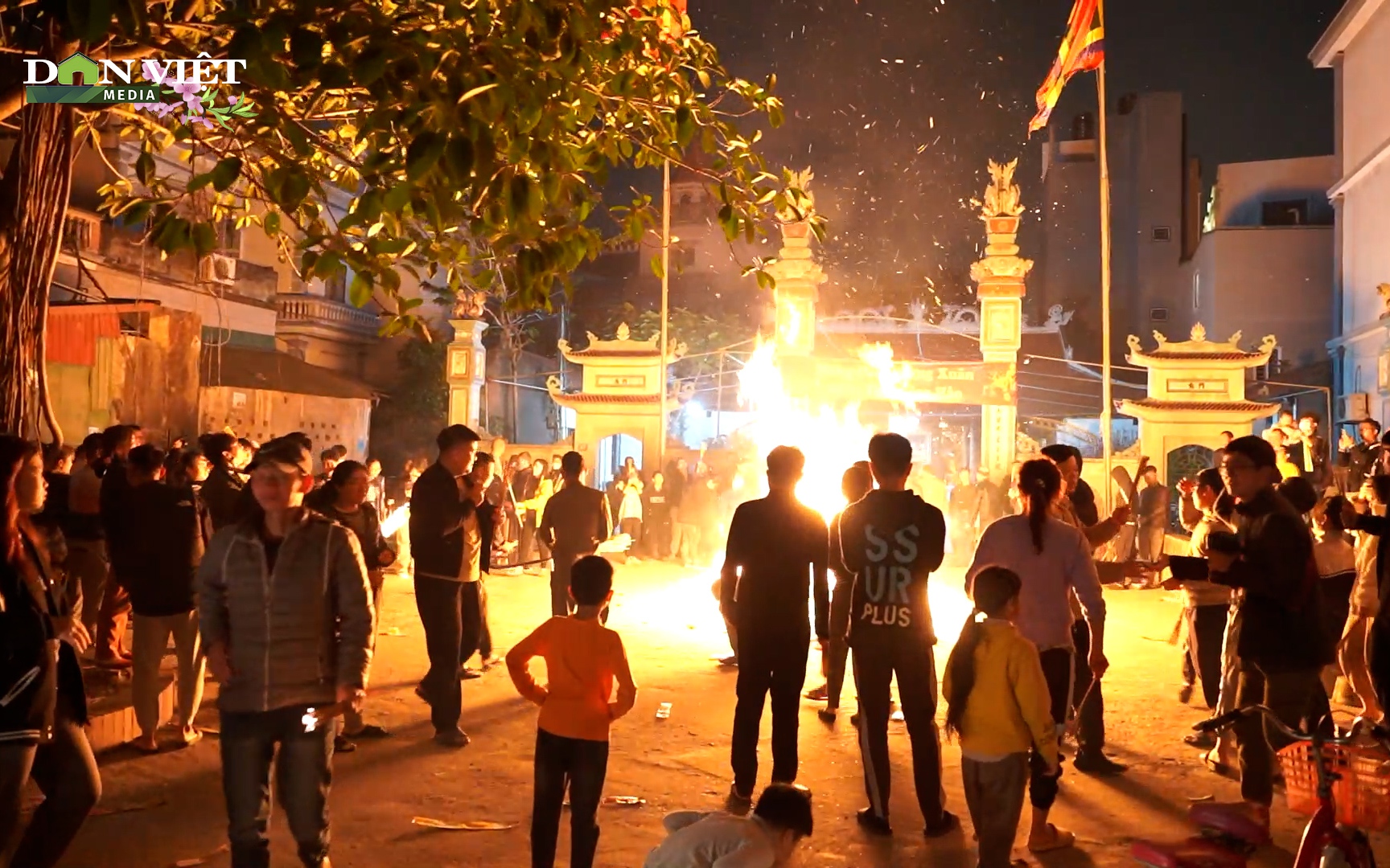 Hàng trăm người dân Hà Nội đổ xô đi lấy lửa cầu may đầu năm