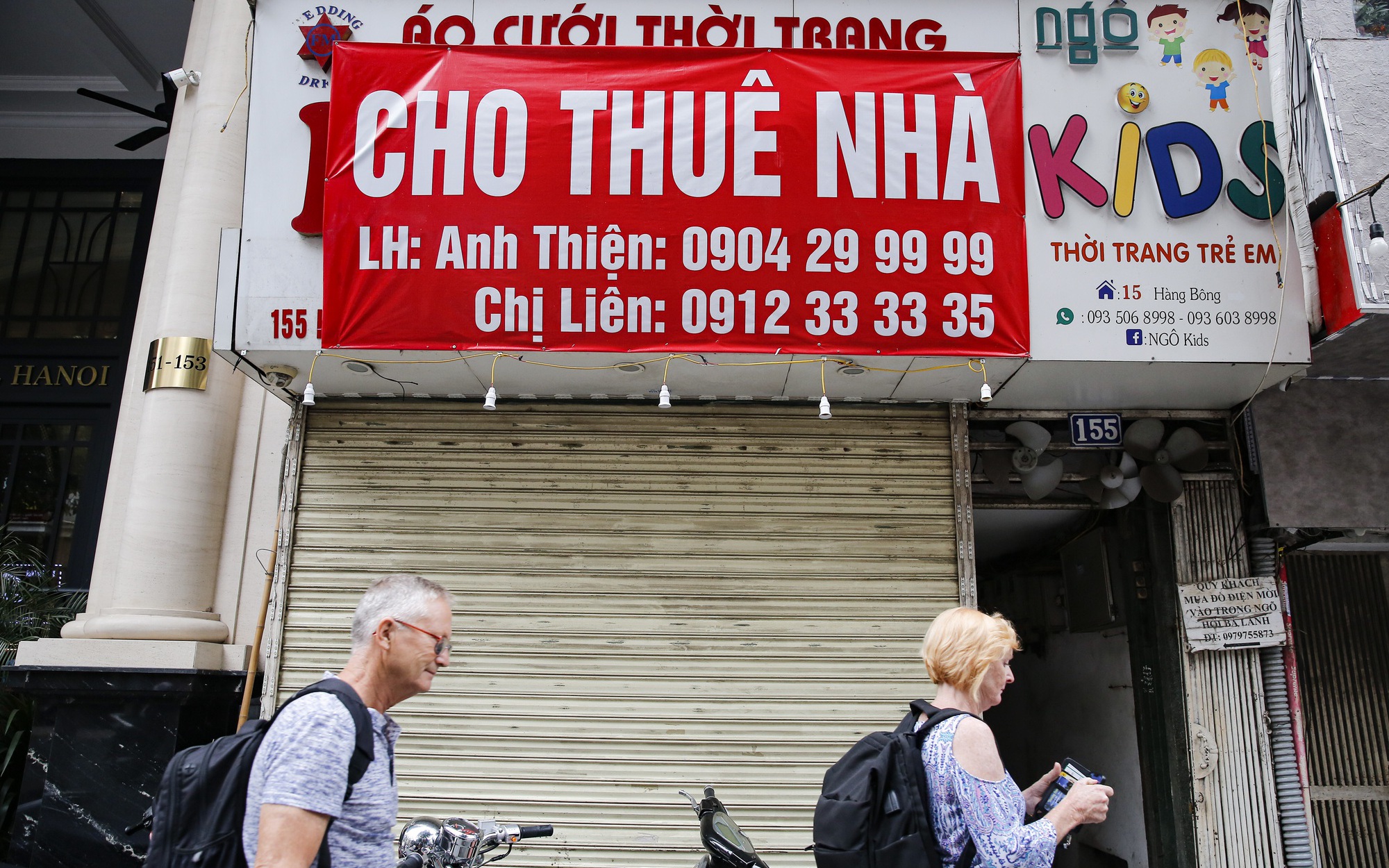 Hàng loạt nhà, cửa hàng ở phố cổ Hà Nội treo biển cho thuê