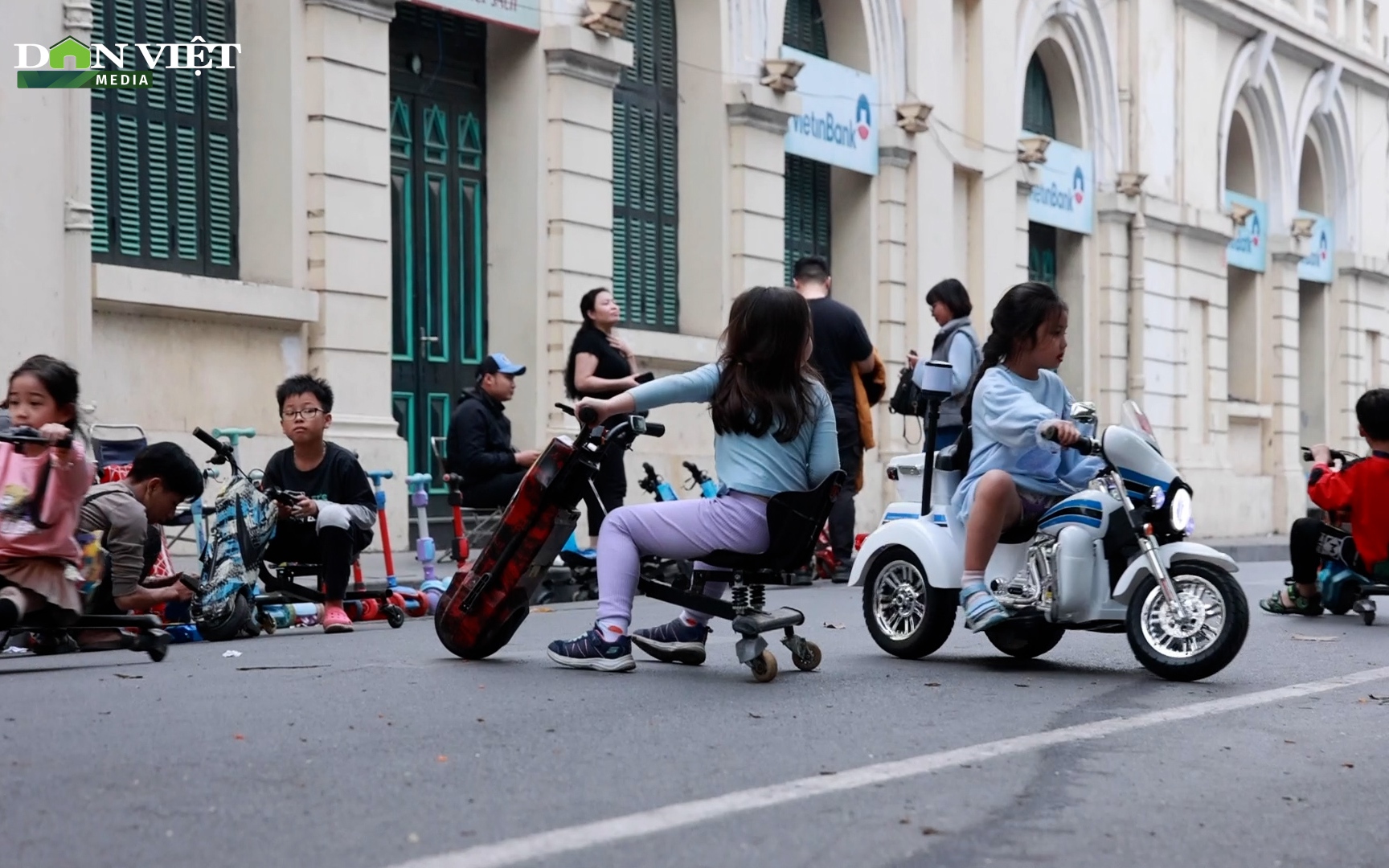 Xe điện trẻ em lao vun vút: Nguy hiểm rình rập trong thú chơi “siêu tốc”