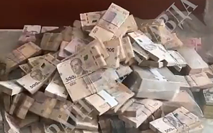 Clip: Tìm thấy 1 triệu USD giấu dưới sofa ở nhà cựu thứ trưởng Ukraine