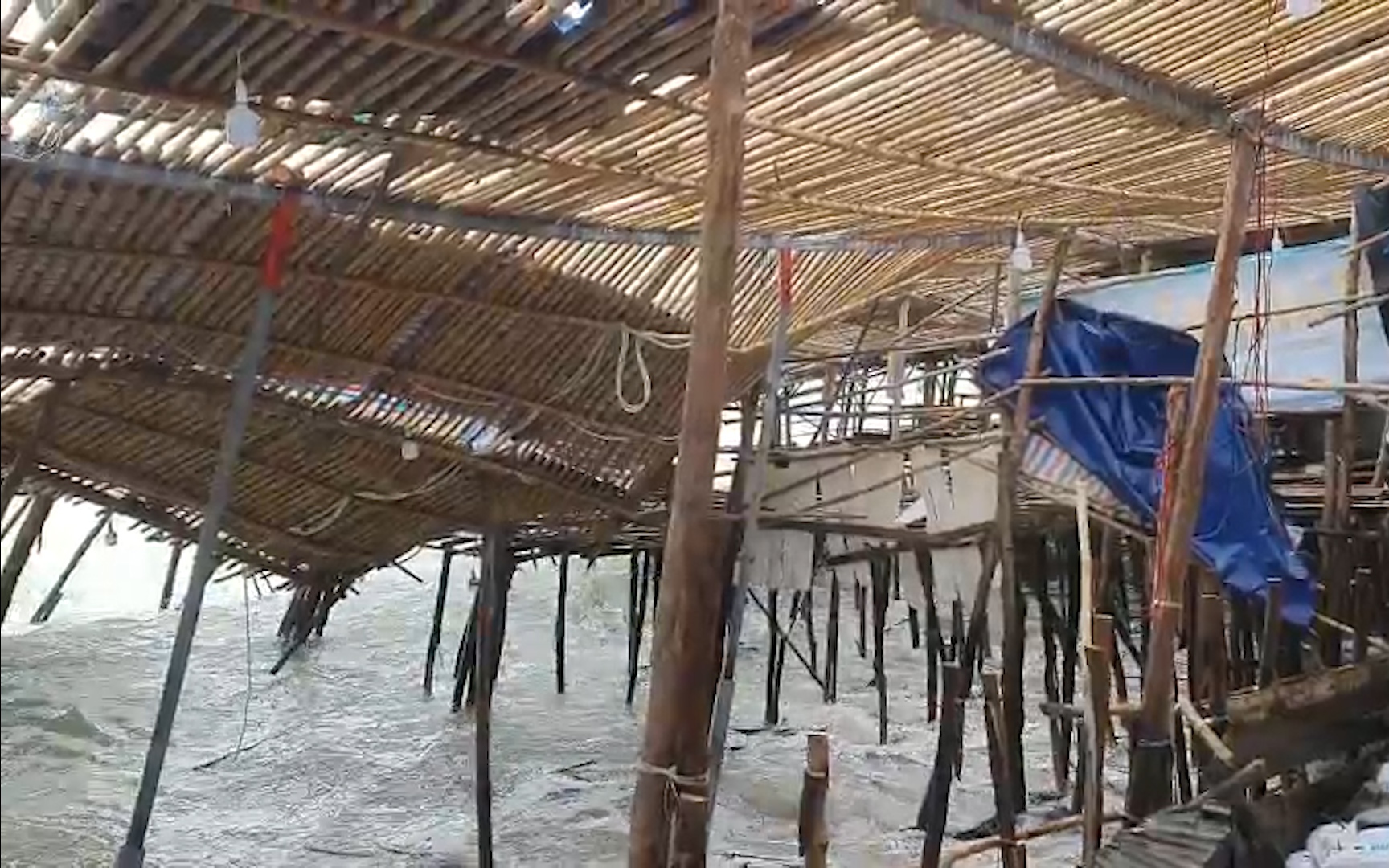 Sóng dữ cao hơn 2m dồn dập đánh vào bờ làm hư hỏng nhiều hàng quán tại Khánh Hòa