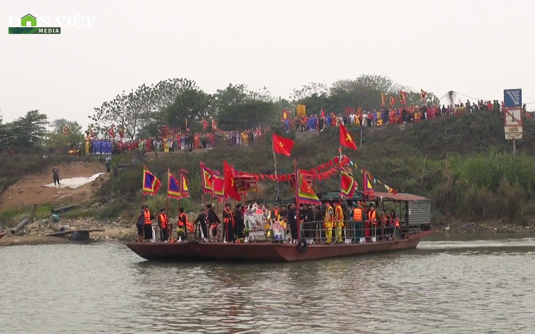 Rộn ràng lễ hội rước nước làng Yên Duyên trên sông Hồng