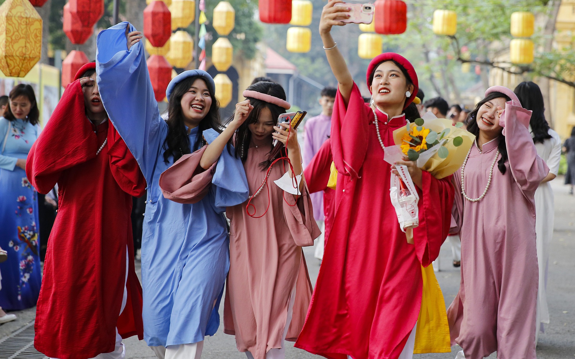 Giới trẻ Hà Nội thi nhau diện cổ phục check-in tại Hoàng thành Thăng Long 