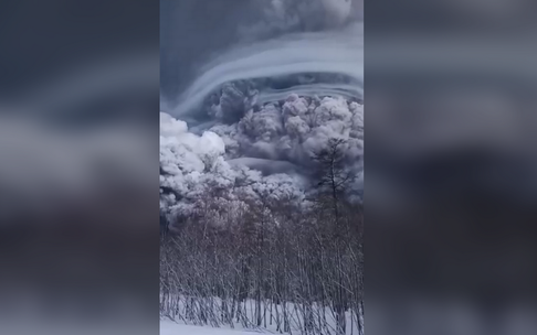 Clip: Núi lửa phun trào ở Nga - cảnh tượng trông như 