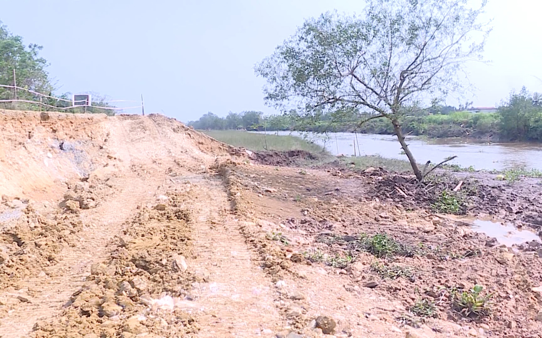 Phó Chủ tịch UBND tỉnh Thanh Hoá yêu cầu khẩn trương tìm giải pháp khắc phục sự cố sạt lở đê tả sông Càn