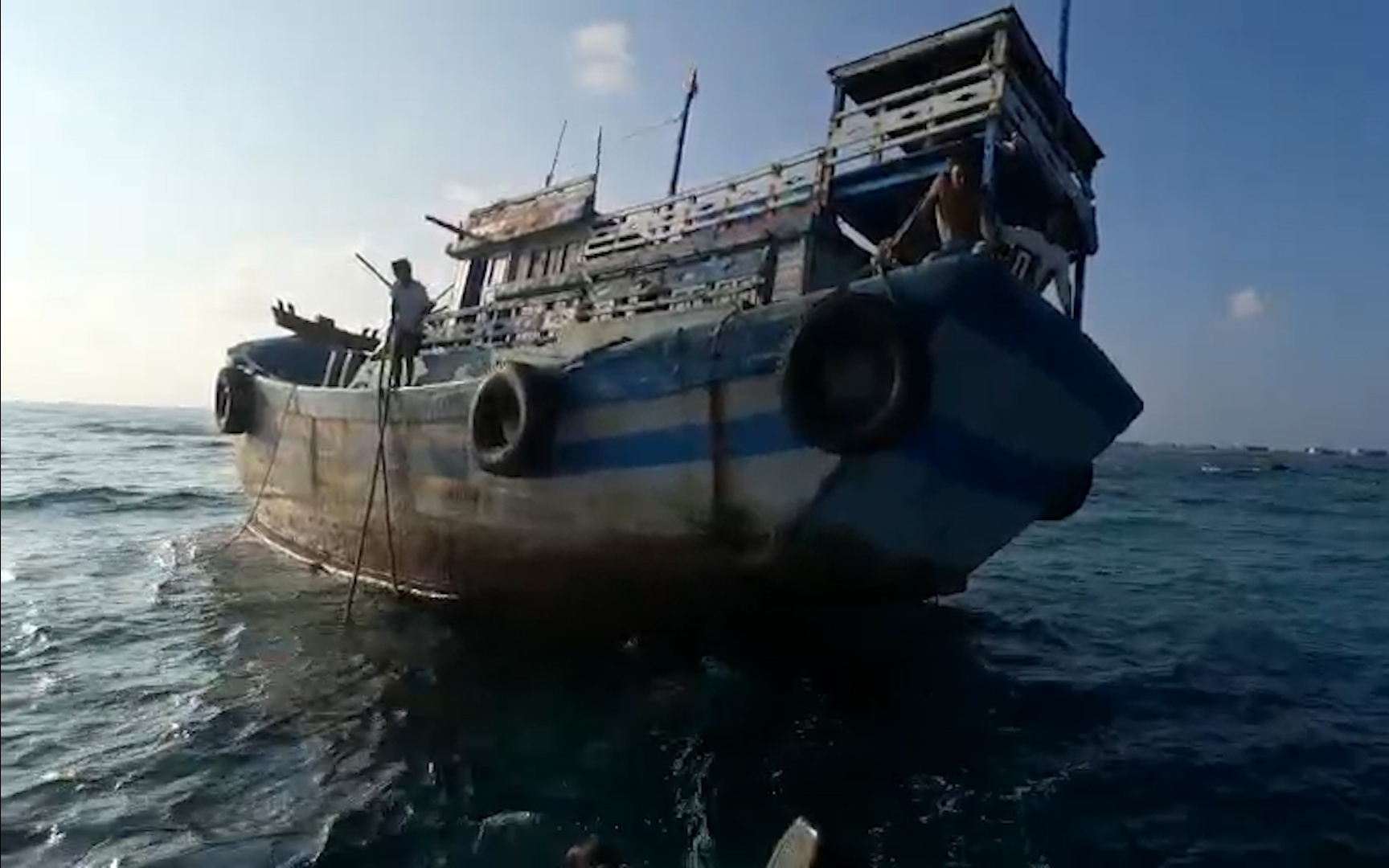 Clip: Giải cứu thành công tàu cá Bình Thuận bị mắc cạn trên biển
