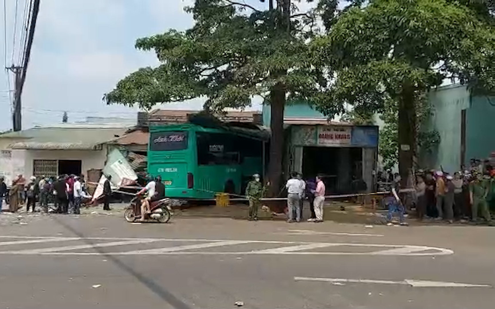 Hiện trường vụ tai nạn xe khách đâm vào nhà dân làm 2 người tử vong ở Gia Lai