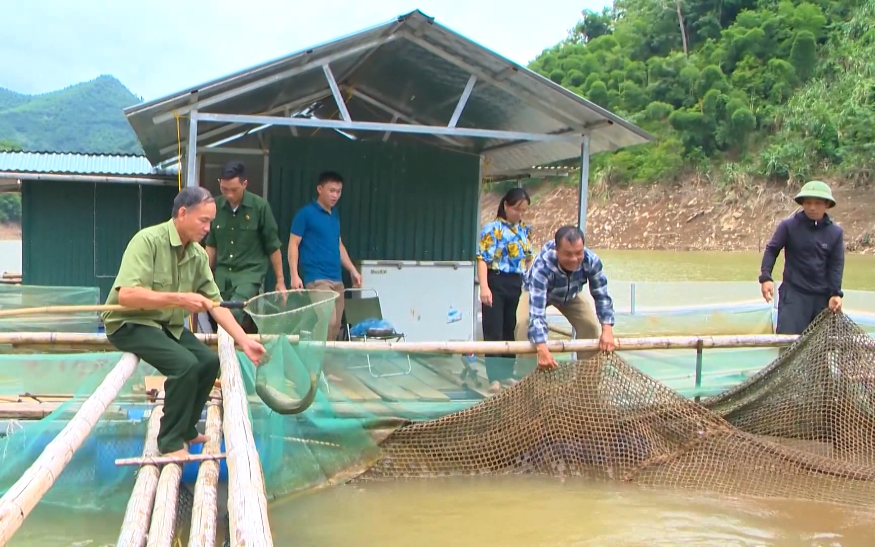 Nuôi cá lồng ở lòng hồ giúp nông dân Thanh Hoá kiếm cả trăm triệu đồng/năm