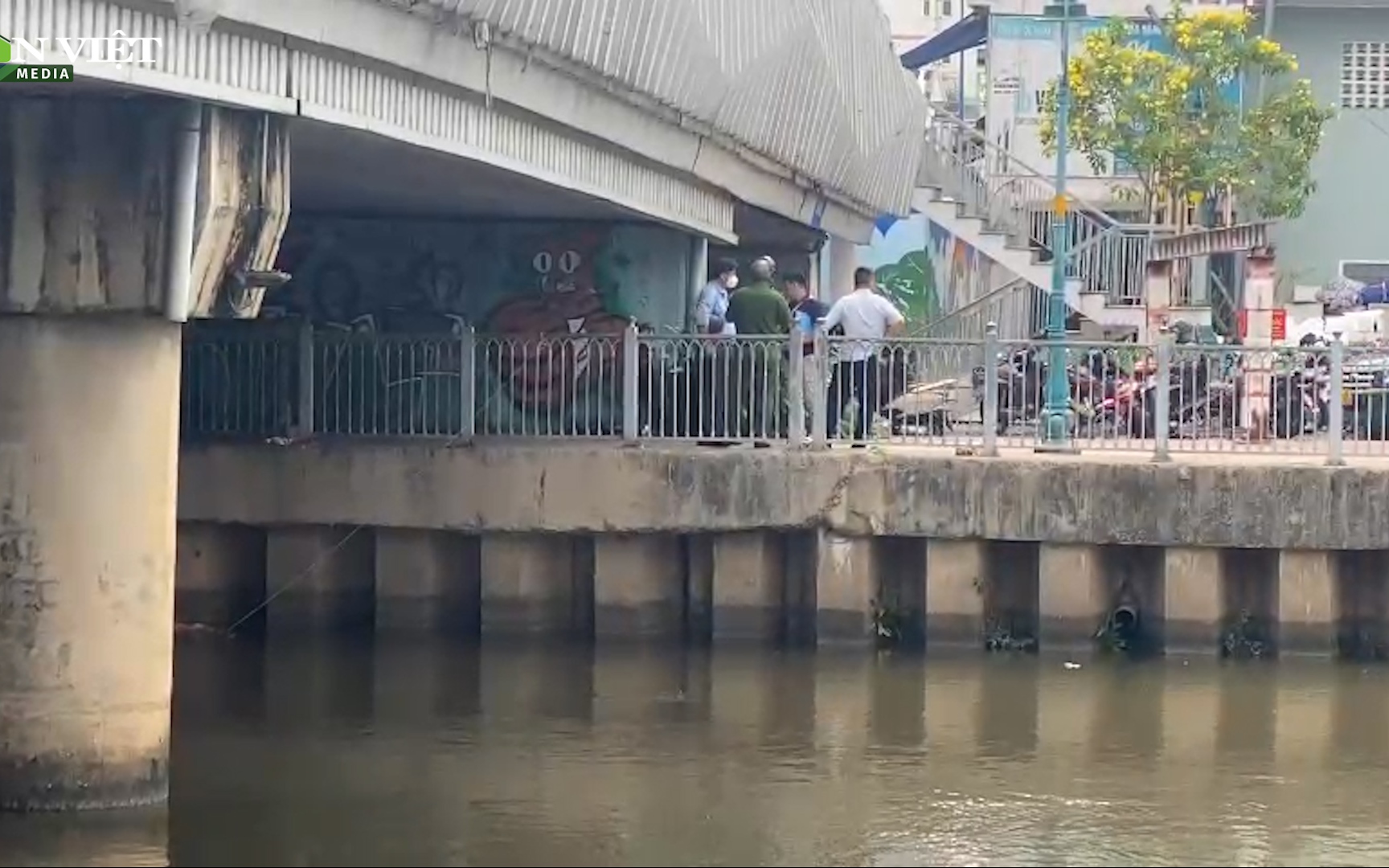 Clip: Phát hiện một thi thể phụ nữ dưới kênh Nhiêu Lộc - Thị Nghè