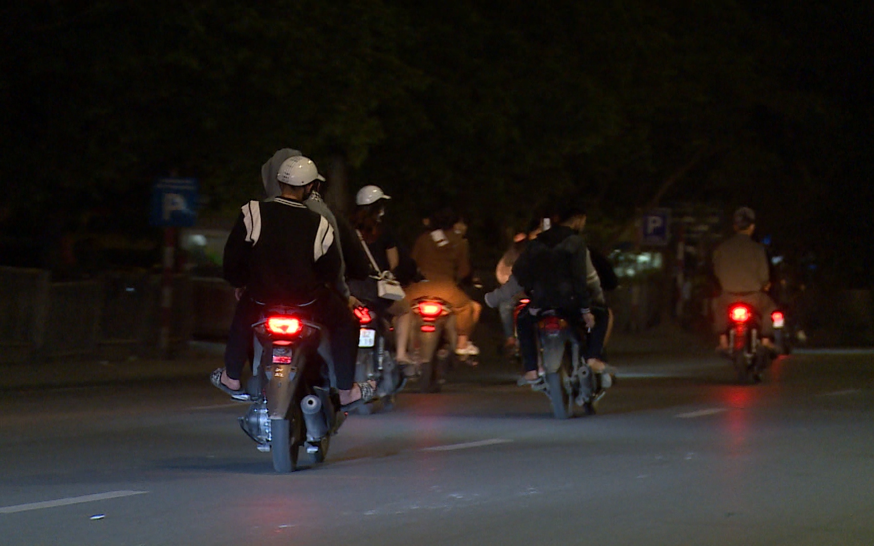 Video: Hãi hùng với nhóm “quái xế” hoành hành trên các tuyến phố Hà Nội về đêm