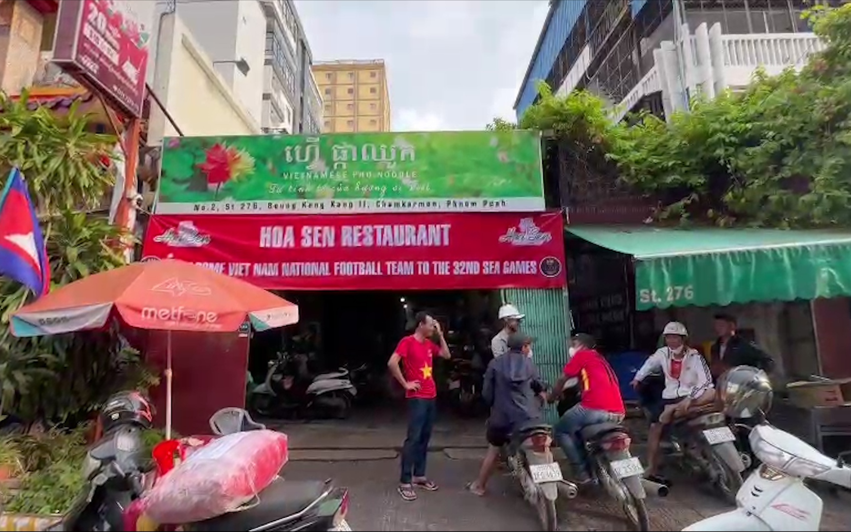Hàng trăm CĐV Việt Nam “nhuộm đỏ” nhiều khu phố Phnom Penh, sẵn sàng cổ vũ cho U22 Việt Nam